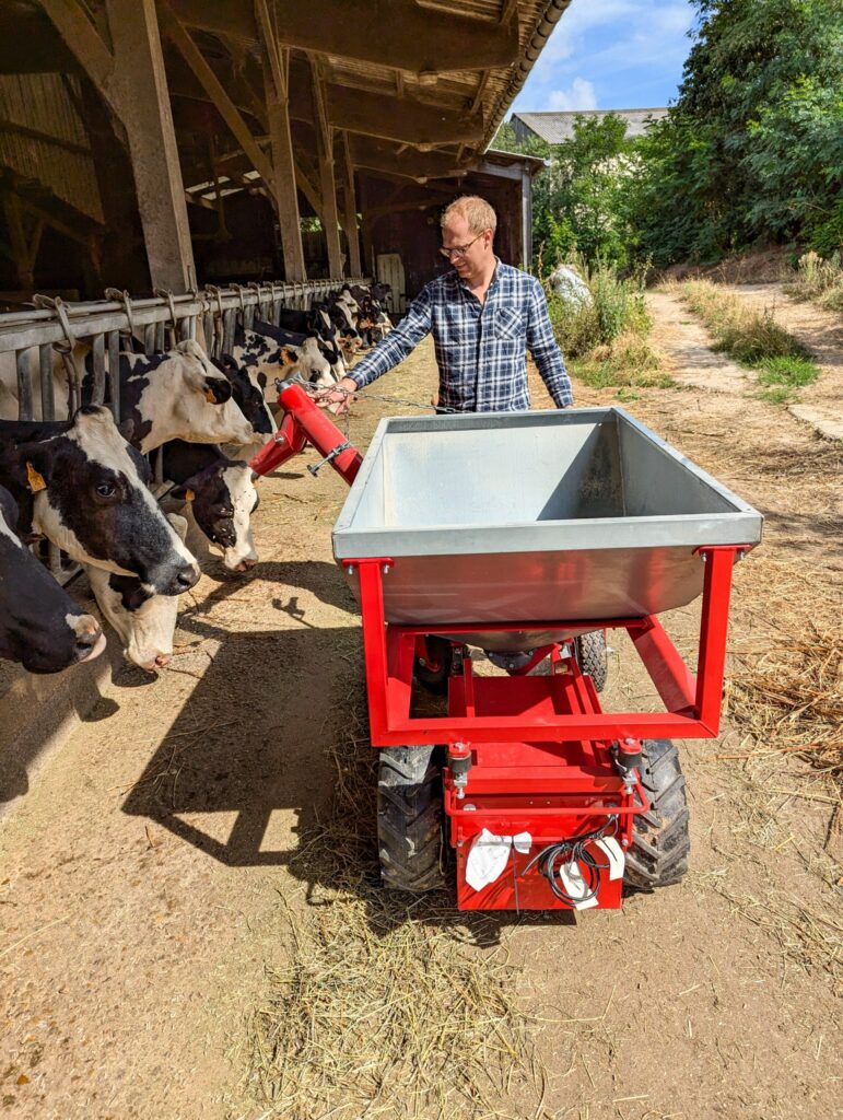 La brouette connectée d'Eaden est une brouette distributrice d'aliment pour vache.